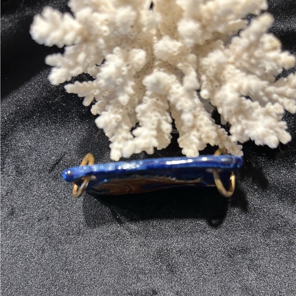 Pretty little ceramic fish with a blue background and little brown fish - Picture 4 of 4